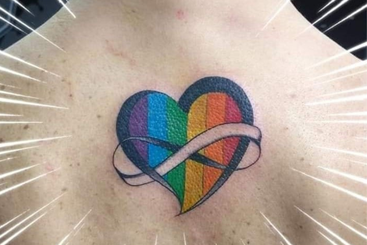 Foto minha de costas, mostrando minha tatuagem em formato de coração, com as cores do arco-iris e o símbolo do infinito vazado em torno dele.